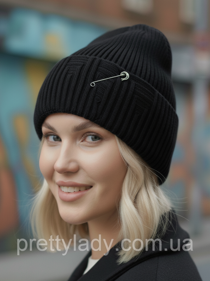 Шапка унісекс рванка з англійською декоративною булавкою та відворотом чорна