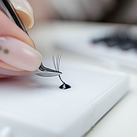 Як вибрати гіпоалергенний клей: безпечні варіанти для чутливих клієнтів