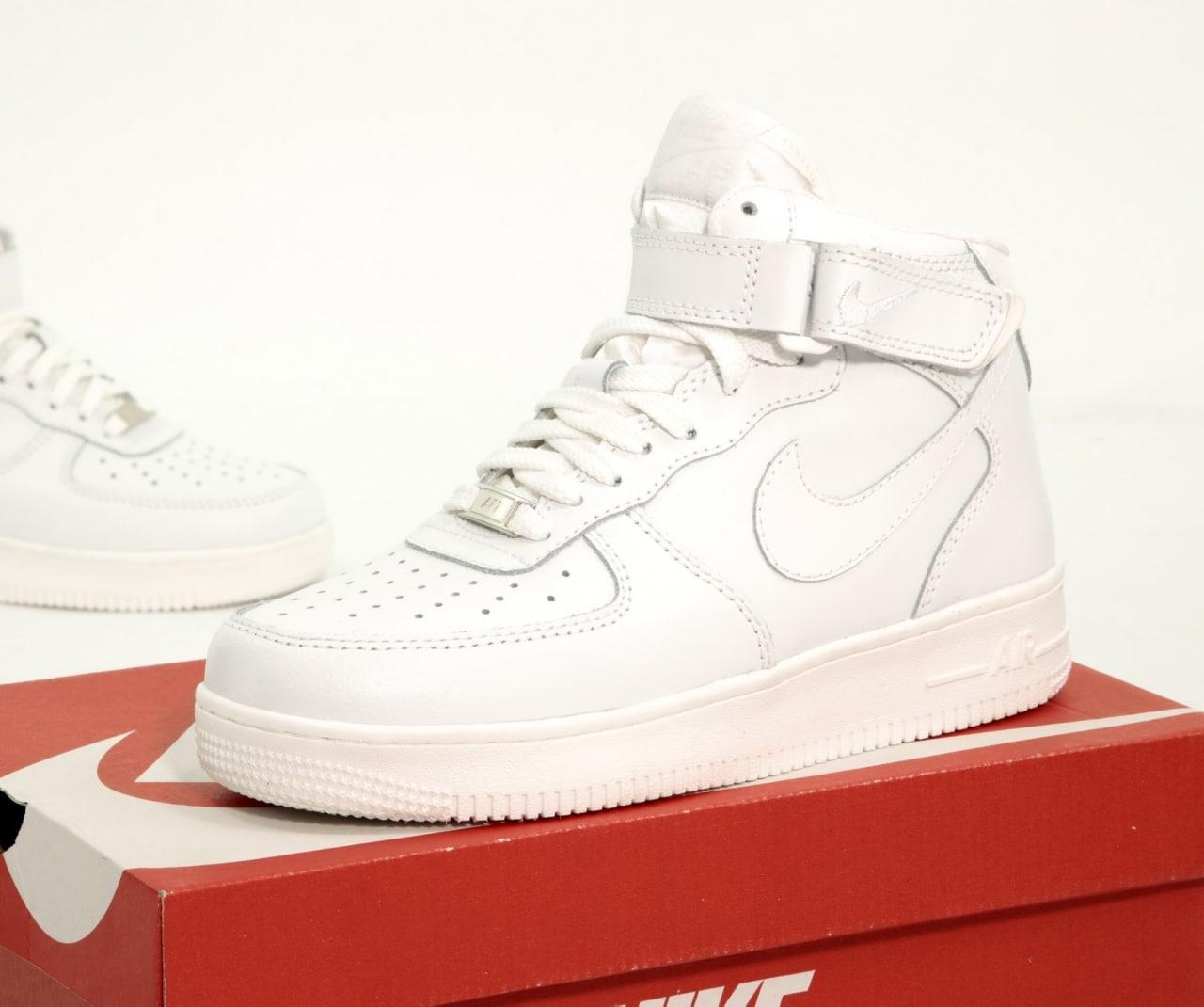 Зимові кросівки Nike Air Force White mid Winter Найк Аір Форс білі з хутром високі шкіра овчина для хлопців та дівчат