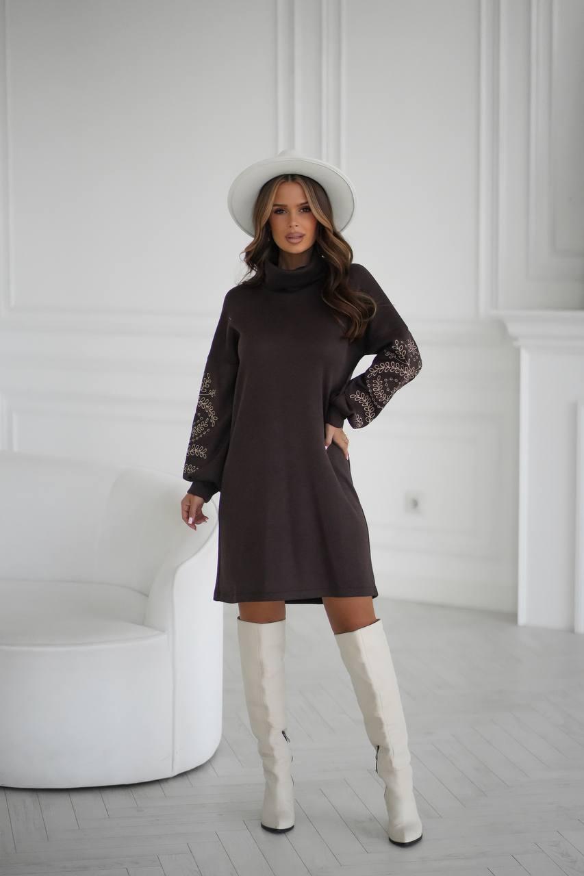 Жіноча шоколадна ангорова вільна сукня з вишивкою, фото 1