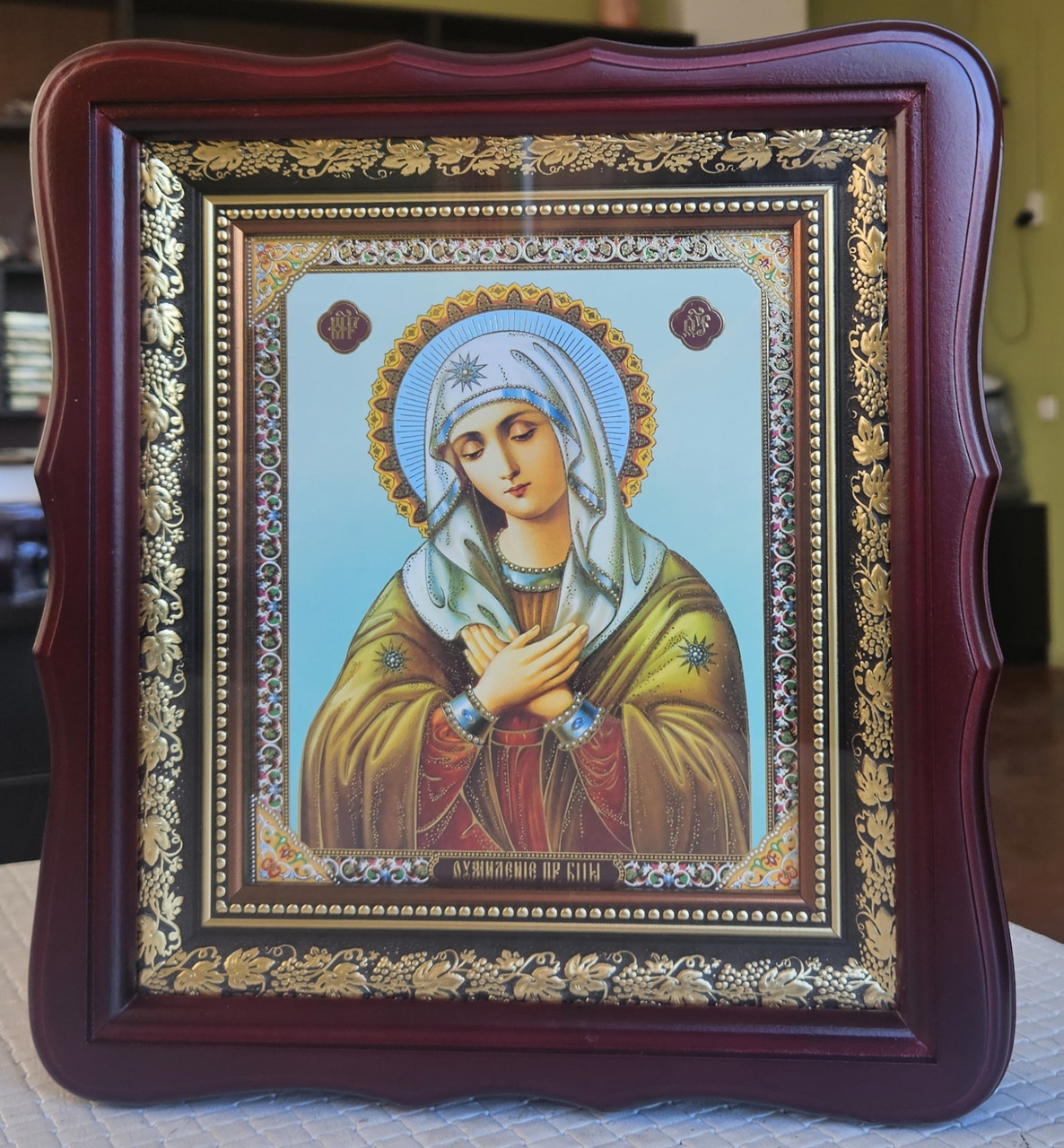 Ікона П.Б. Умилення в темному дерев'яному фігурному кіоті з декоративними куточками, розмір кіота 26*23, сюже 15*18, фото 1