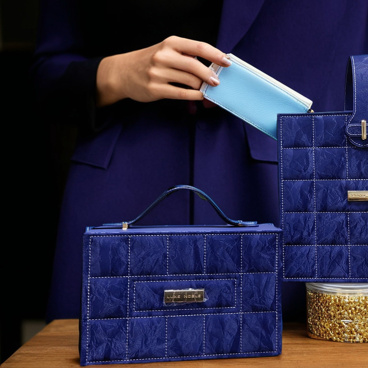 Коробка-сумка подарункова. Шкатулка для зберігання прикрас, фото 1