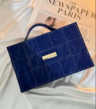 Коробка-сумка подарункова. Шкатулка для зберігання прикрас. Коробка із еко-шкіри у вигляді преміальної сумочки Коробка-сумка подарункова. Шкатулка для зберігання прикрас. Коробка із еко-шкіри у вигляді преміальної сумочки