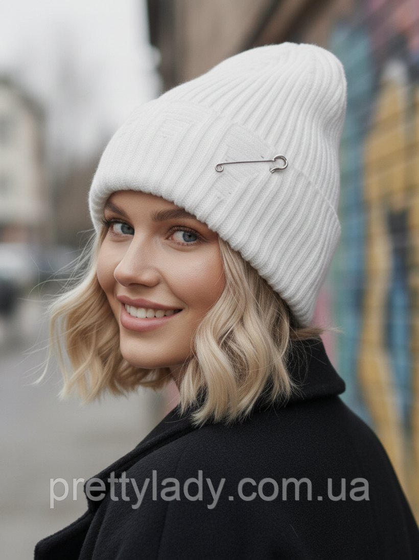 Шапка унісекс рванка з англійською декоративною булавкою та відворотом біла, фото 1