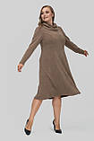 Сукня жіноча Венді трикотажна великих розмірів 50-60 з коміром-хомутом осінь-зима капучино, фото 5