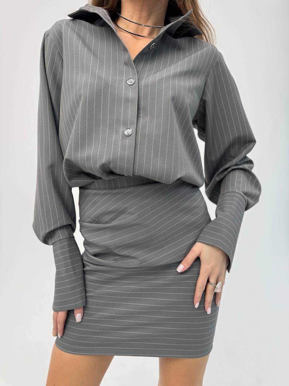 Стильний сірий діловий костюм у смужку: сорочка з довгими рукавами і оригінальними манжетами і міні спідниця олівець, фото 1