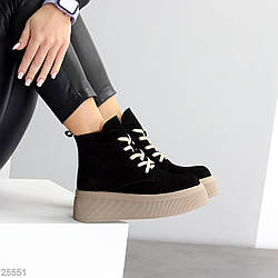 Модні чорні замшеві зимові черевики на бежевій платформі 38