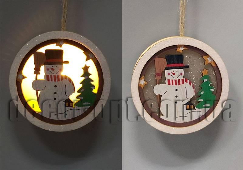 Дерев'яна підвіска Куля-підсвітка з сніговиком 9,5 см L00411