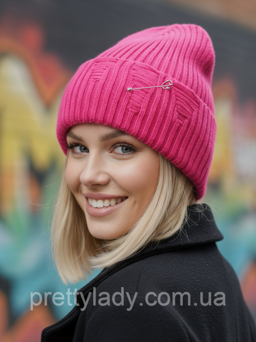 Шапка унісекс рванка з англійською декоративною булавкою та відворотом малинова (фуксія)
