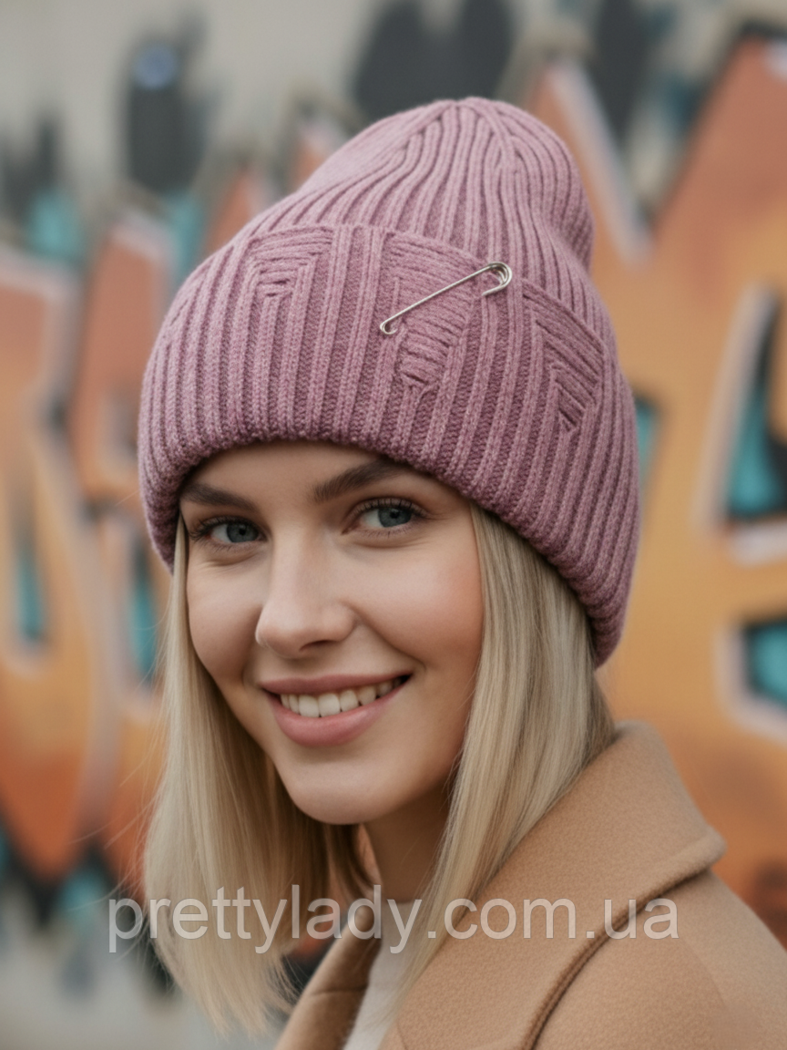 Шапка унісекс рванка з англійською декоративною булавкою та відворотом лілова (пильна троянда)