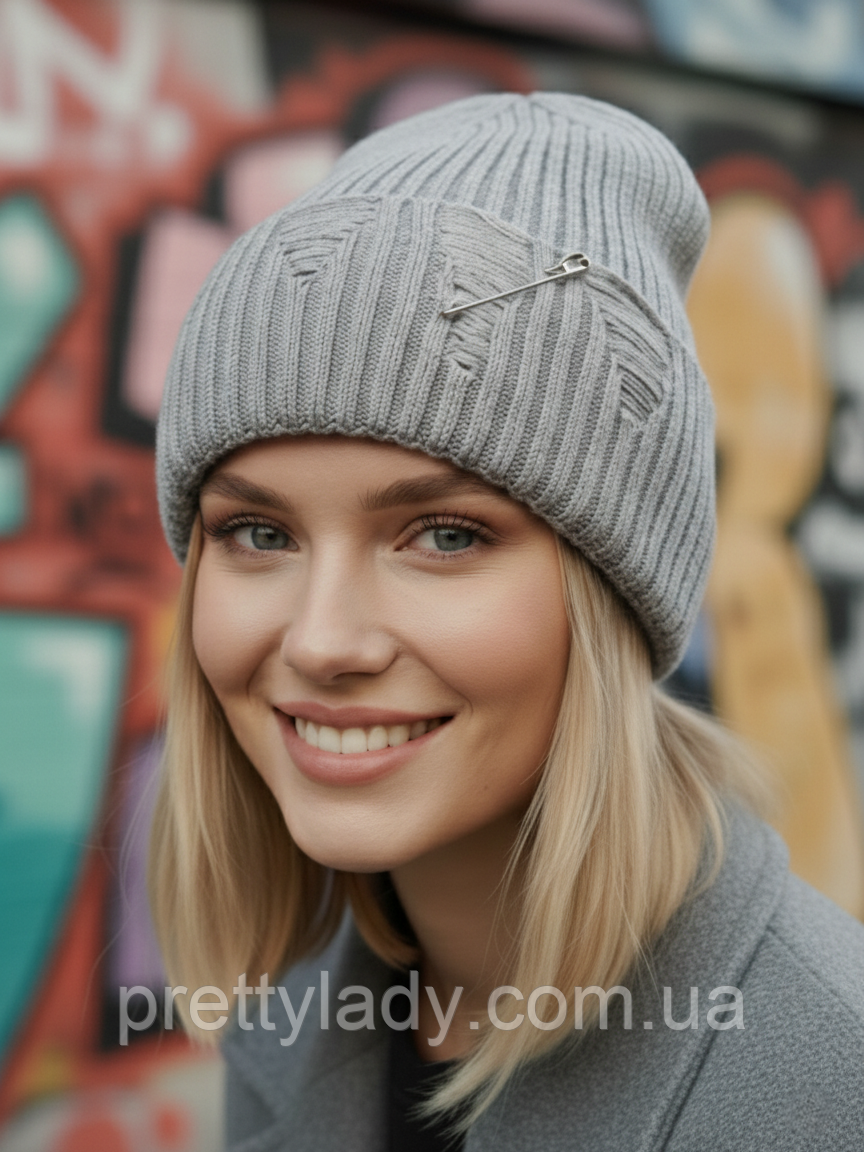 Шапка унісекс рванка з англійською декоративною булавкою та відворотом сіра, фото 1