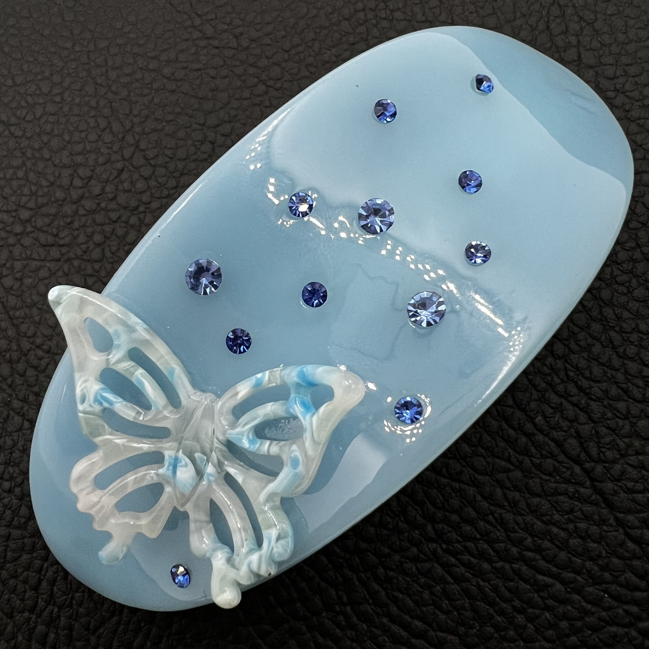 Заколка автомат для волос овальная глянцевая голубого цвета с бабочкой с стразами ширина 4 см длина 10 см