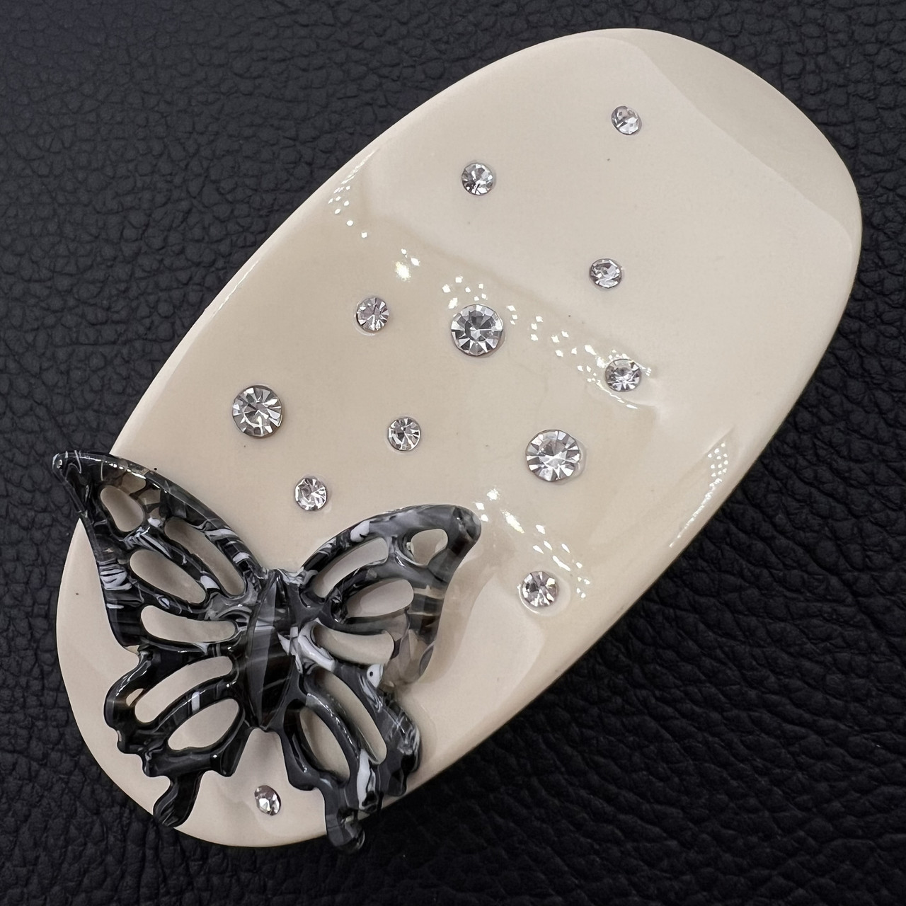 Заколка автомат для волос овальная глянцевая кремового цвета с бабочкой с стразами ширина 4 см длина 10 см