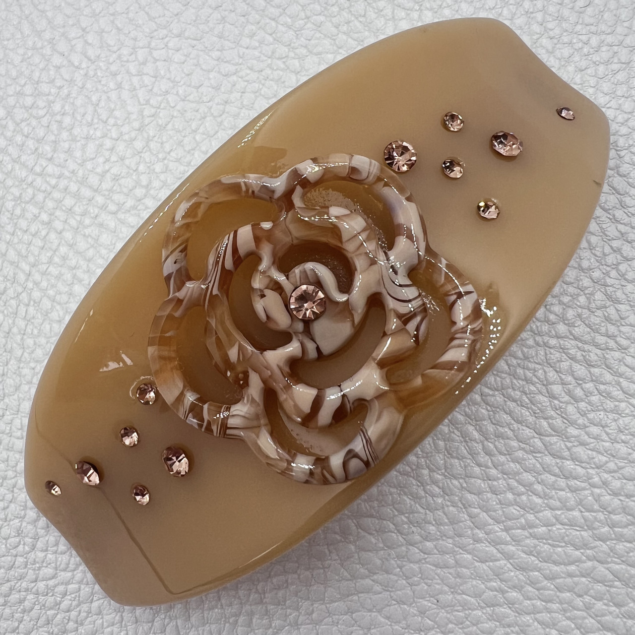 Заколка автомат для волос овальная глянцевая карамельного цвета с цветочком и стразами ширина 4 см длина 10 см