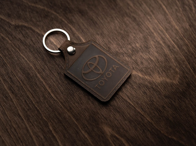 Брелок шкіряний. Toyota. 43x65мм. Колір Коричневий., фото 1
