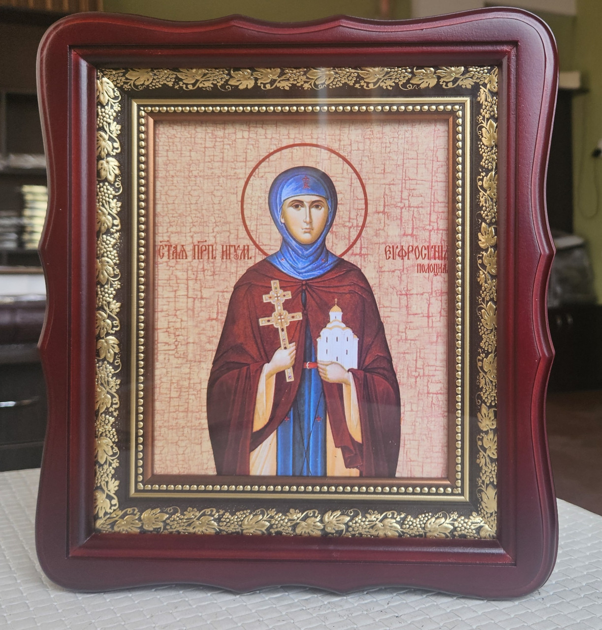 Ікона Свята преподобана Єфросинія в темному дерев'яному фігурному кіоті під склом, кіот 26*23, сюжет 15*18, фото 1