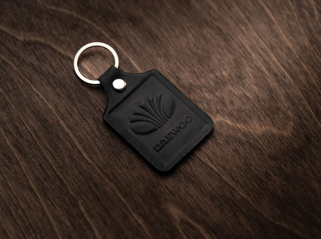 Брелок шкіряний. Daewoo. 43x65мм. Колір Чорний., фото 1