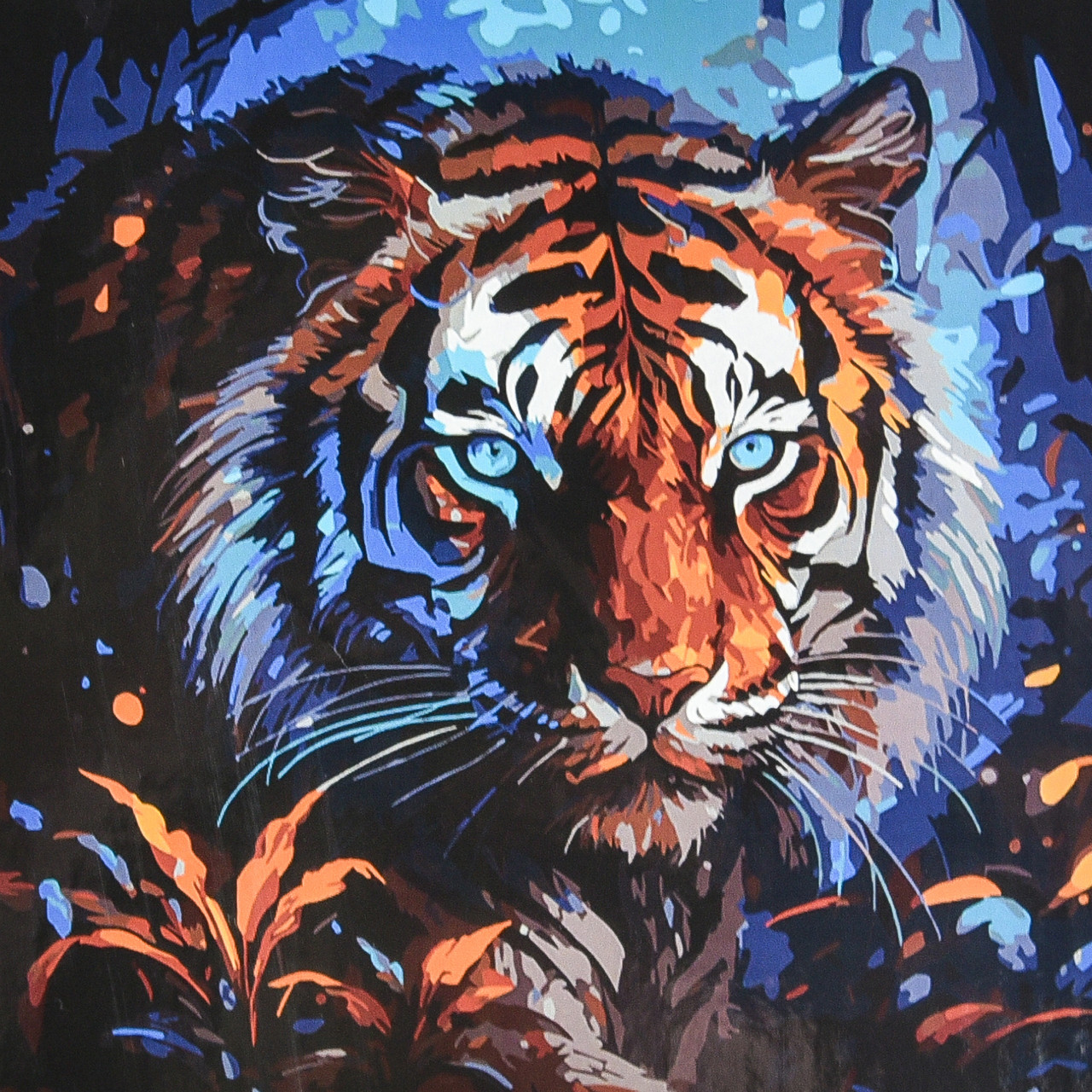 Картина за номерами Погляд джунглів Strateg на ЧОРНОМУ ФОНІ, 40х40см. (HWC0034)