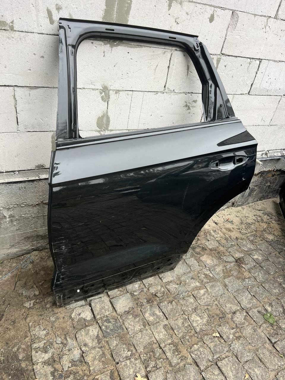 Двері задня ліва VW Touareg 2018-нч  760833311A  незначна притертість зкраю знизу ( на фото), оригінал бу, фото 1