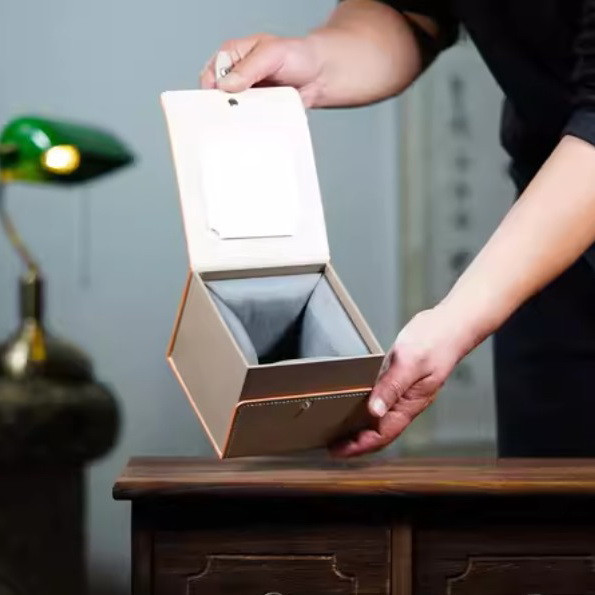 Коробка-шкатулка із екошкіри для годинника, аксесуарів. Коробка подарункова  для прикрас та ексклюзивних речей