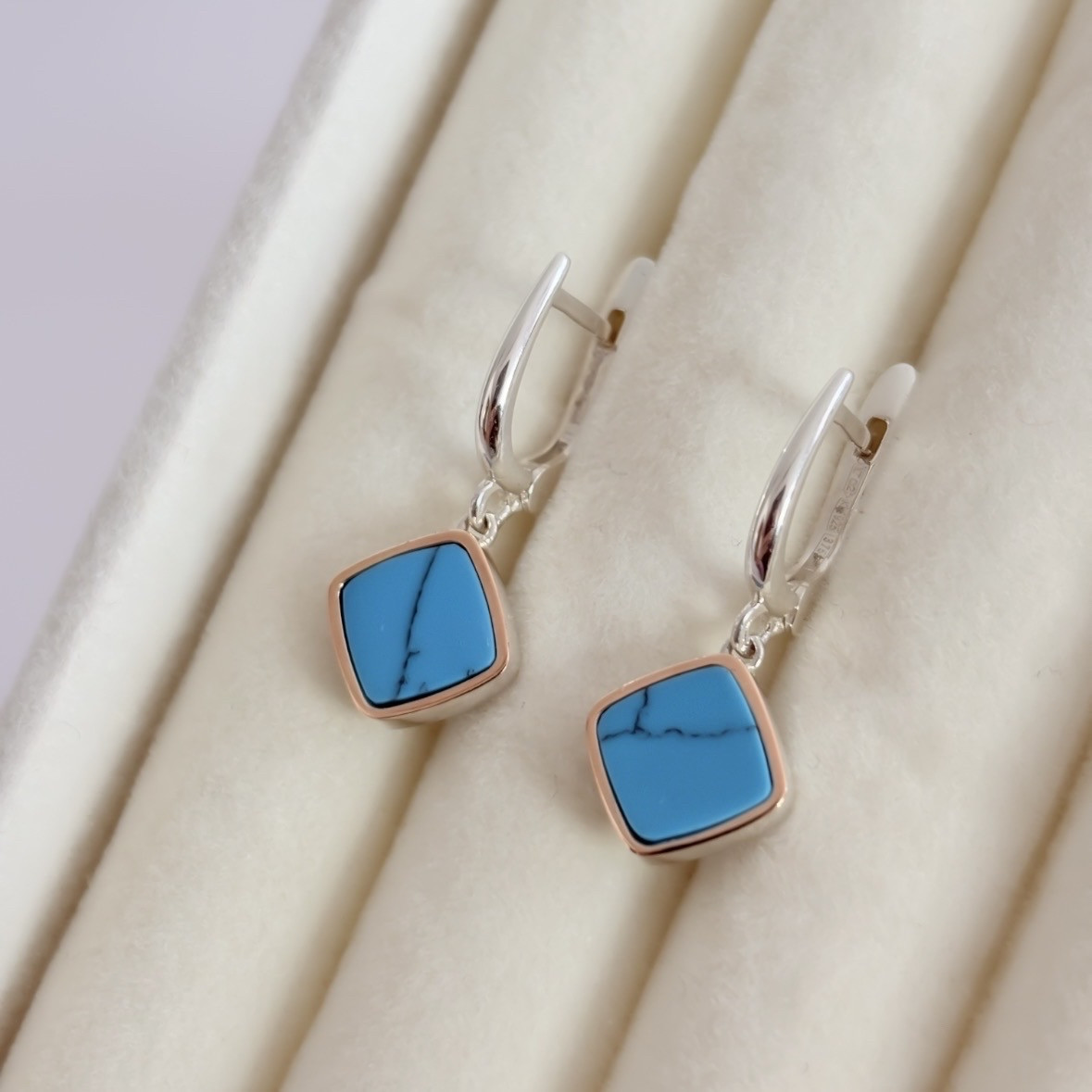 Срібні сережки-підвіски з блакитною бірюзою в обрамленні золота «Бачата» - срібло 925, золото 375 проби, фото 1