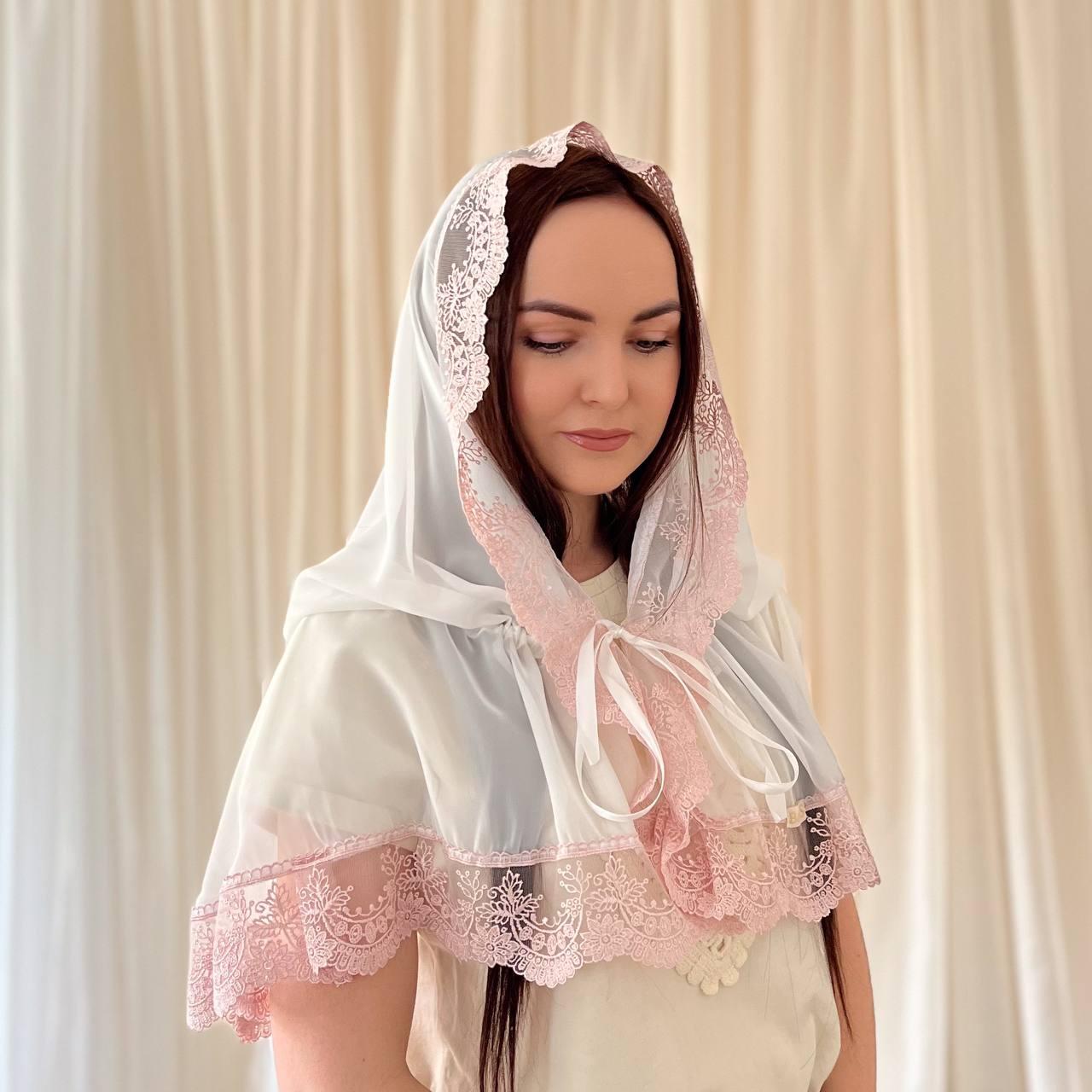 Палантин молочного кольору з пудровим мереживом 80x120 см жіночий для хрещення та вінчання в храмі