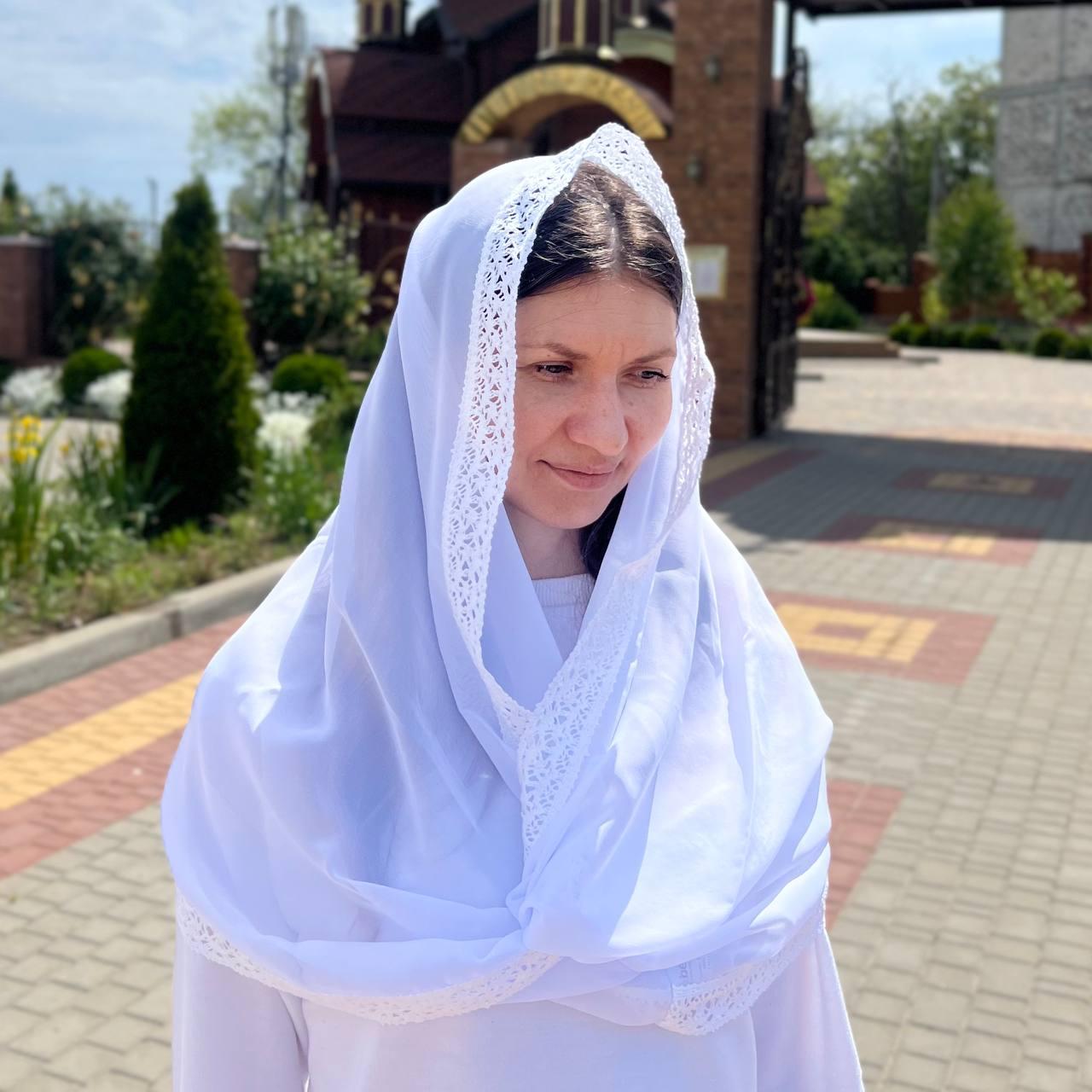 Білий храмовий хустка хомут з легкого шифону та мереживним краєм для відвідування церкви і богослужінь