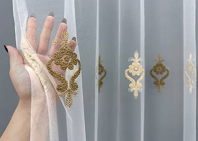 Залишок (3,5х2,9м.) тканини, з рулону. Тюль фатин з об'ємною вишивкою. Колір білий з бежевим та шоколадним. Код 1845ту 00-783