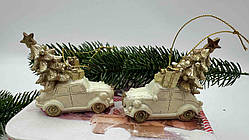 Підвіска керамічна 6 х 6 см машинка везе ялинку. Колір - молочний (за 1шт)