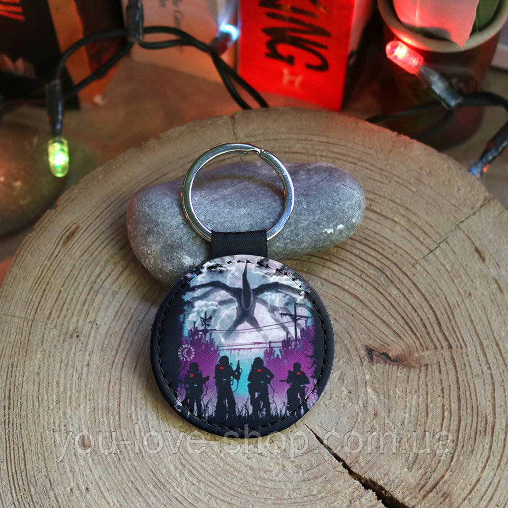 Брелок круглий на рюкзак ДУЖЕ ДИННІ СПРАВИ — STRANGER THINGS KR4657, фото 1