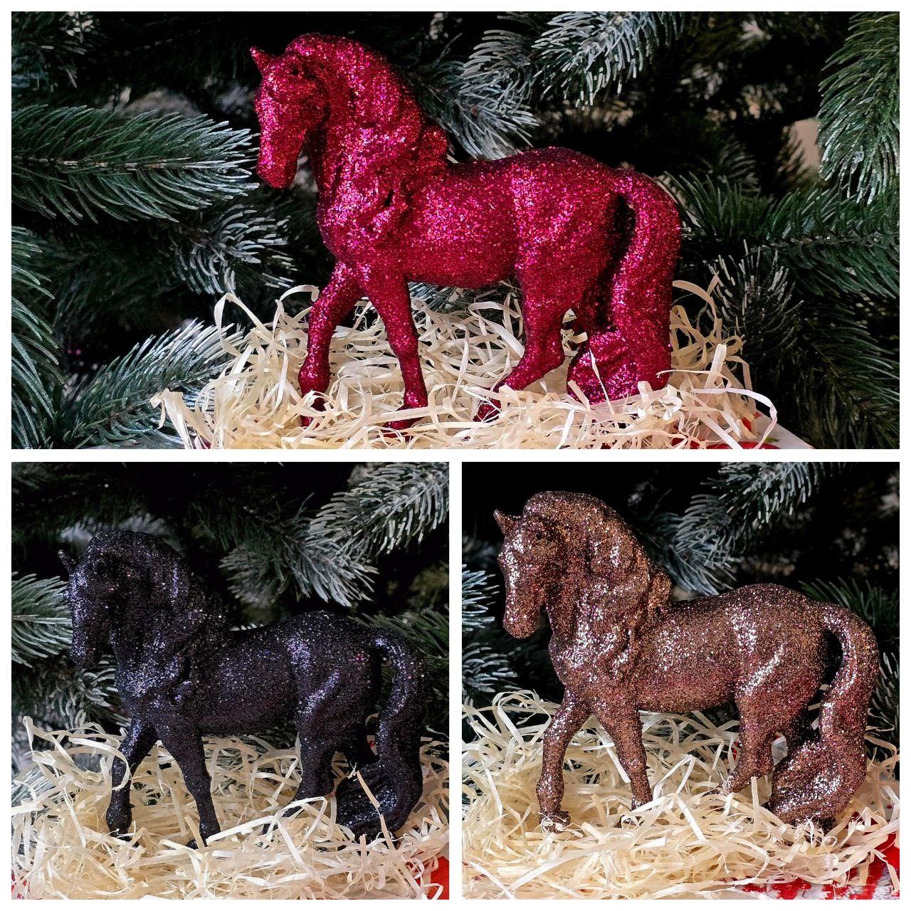 Кінь символ 2026 року у подарунковій упаковці