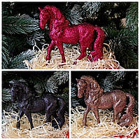 Кінь символ 2026 року у подарунковій упаковці