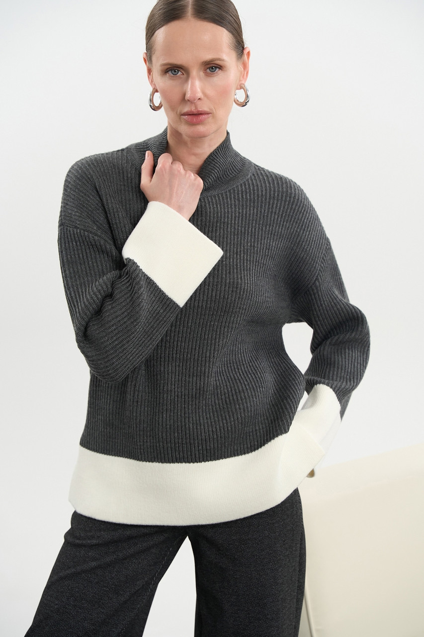 Светр з контрастними деталями темно-сірий