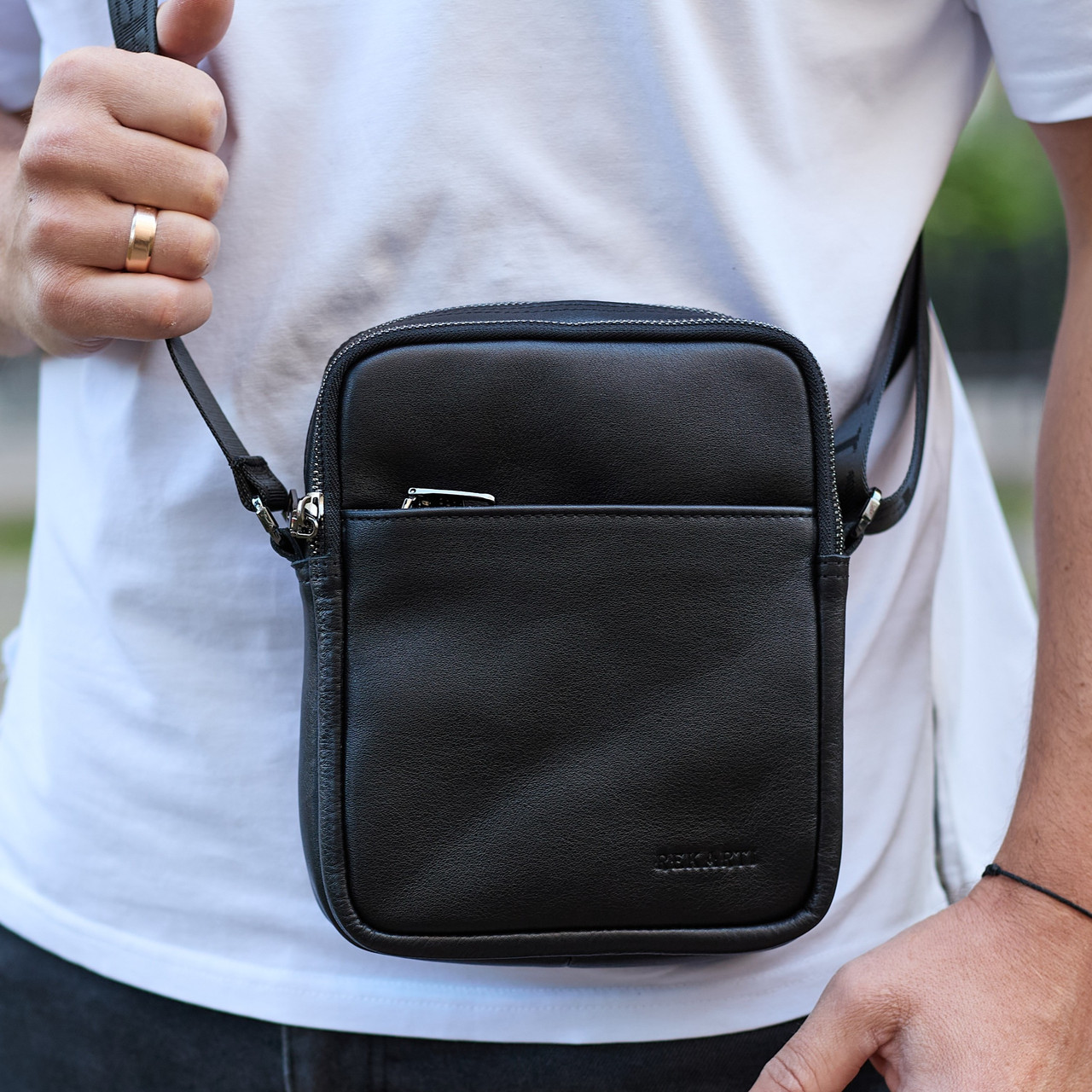 Чоловіча сумка через плече, гладкая кожа 20х16х6, месенджер для міста, барсетка для телефону та документів, чорна