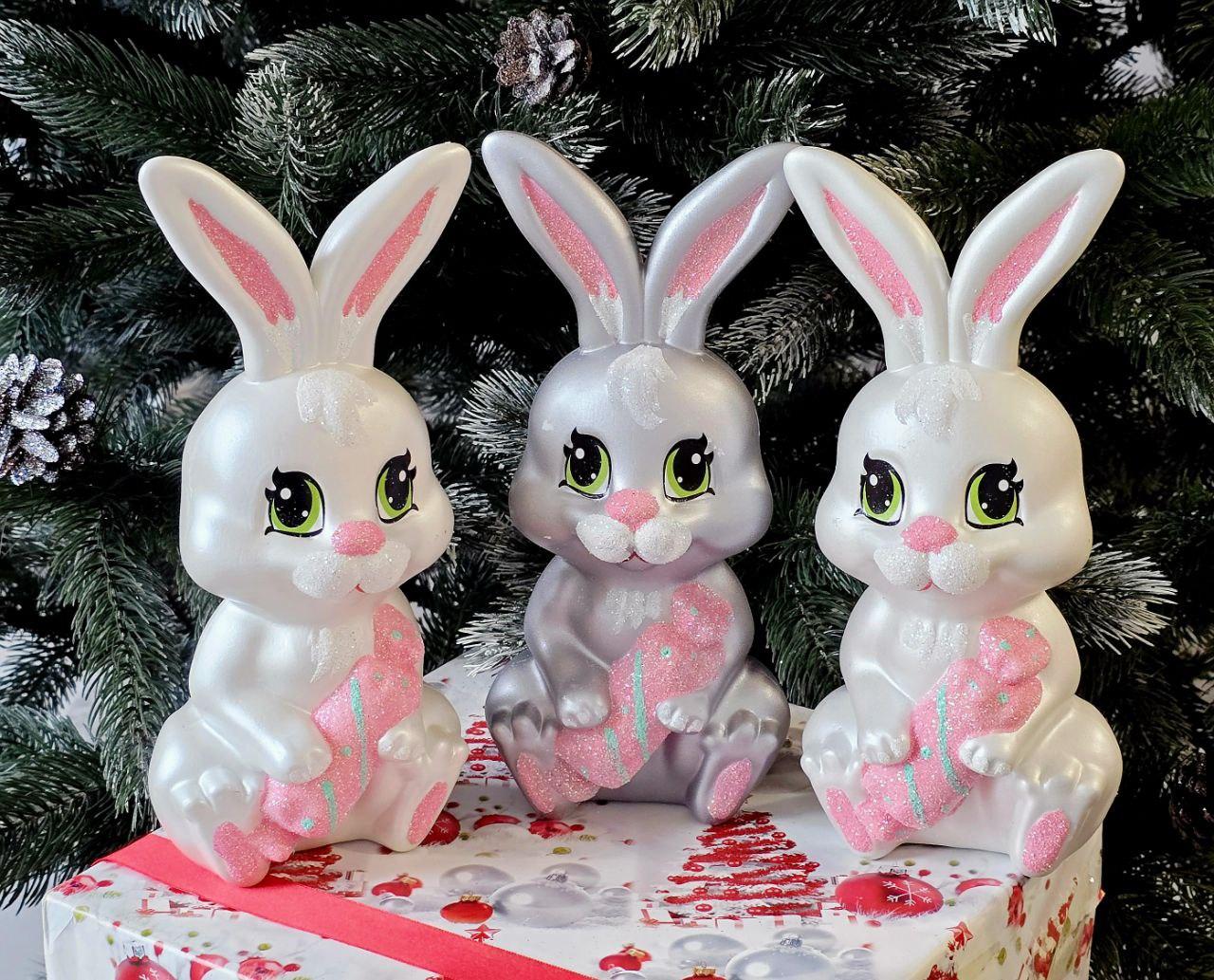 Зайчик з цукеркою — красива іграшка для ялинки чи святкового декору 27см, фото 1