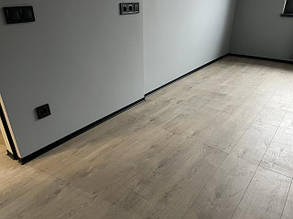 Алюмінієвий плінтус DekorSvit в інтер'єрі 