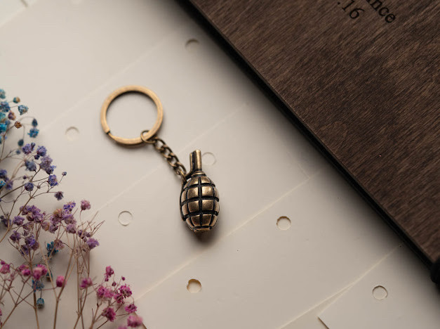 Брелок "Граната". Лита металева. Колір "стара латунь". 7.5х2 см, фото 1