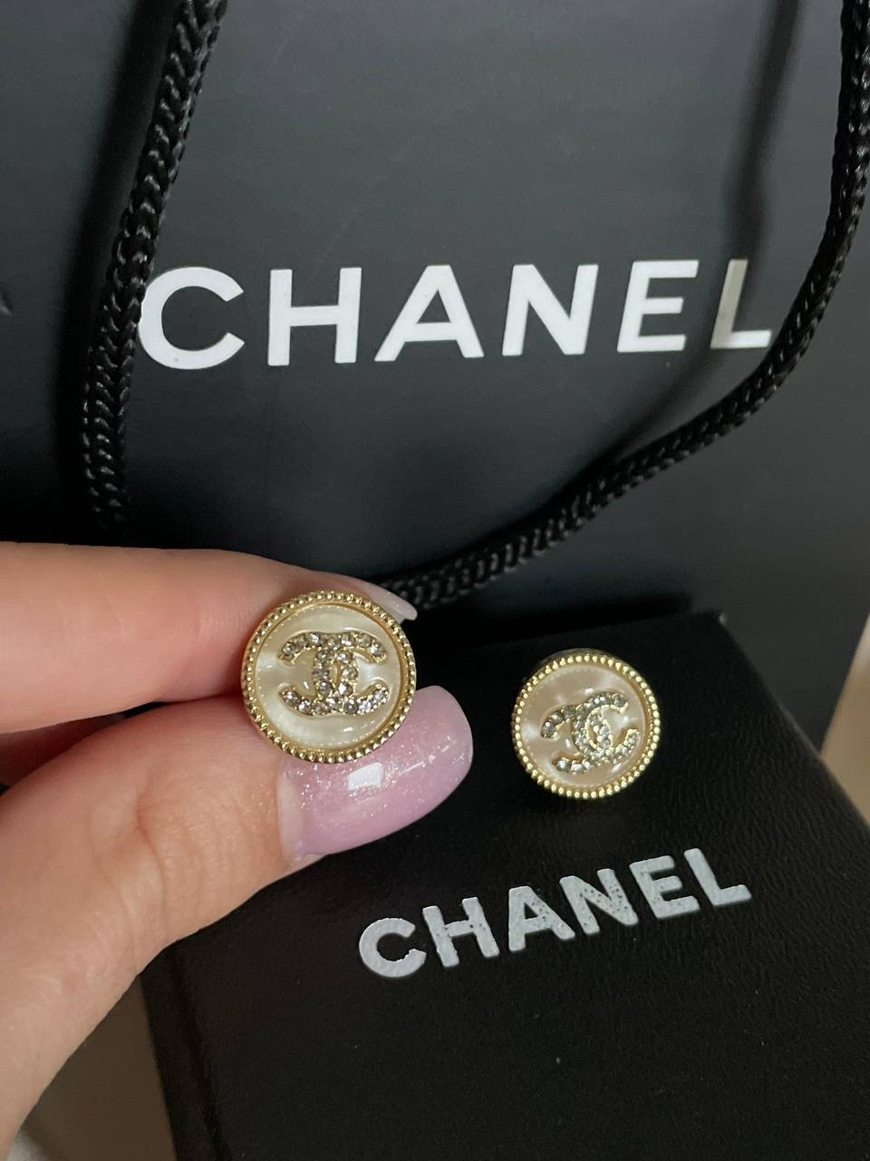 Сережки гвіздки / пусети маленькі Шанель біла емаль, позолота 18К, фото 1