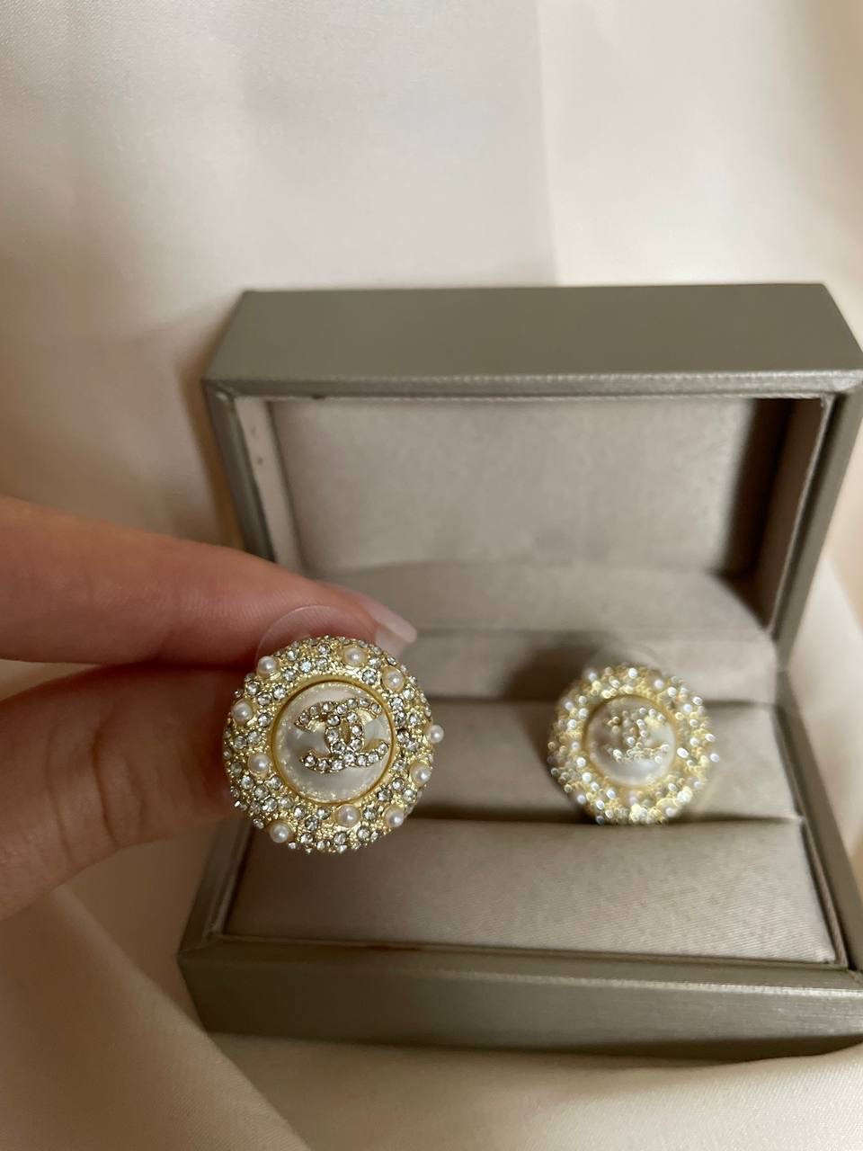 Сережки Шанель гвіздки з дрібними перлинами та цирконами, фото 1