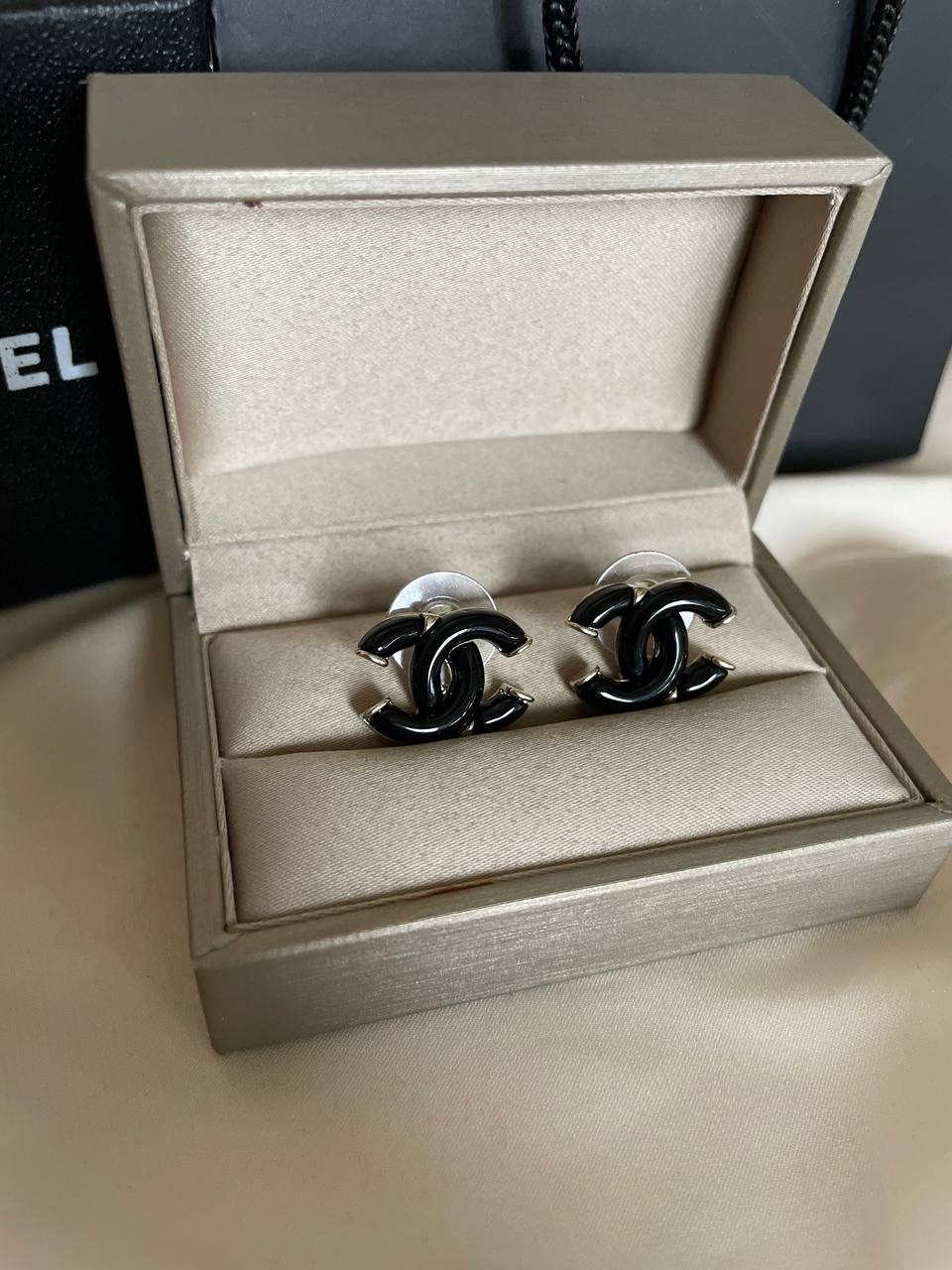 Стильні сережки гвіздки Шанель / чорні покриття золото 18К, фото 1