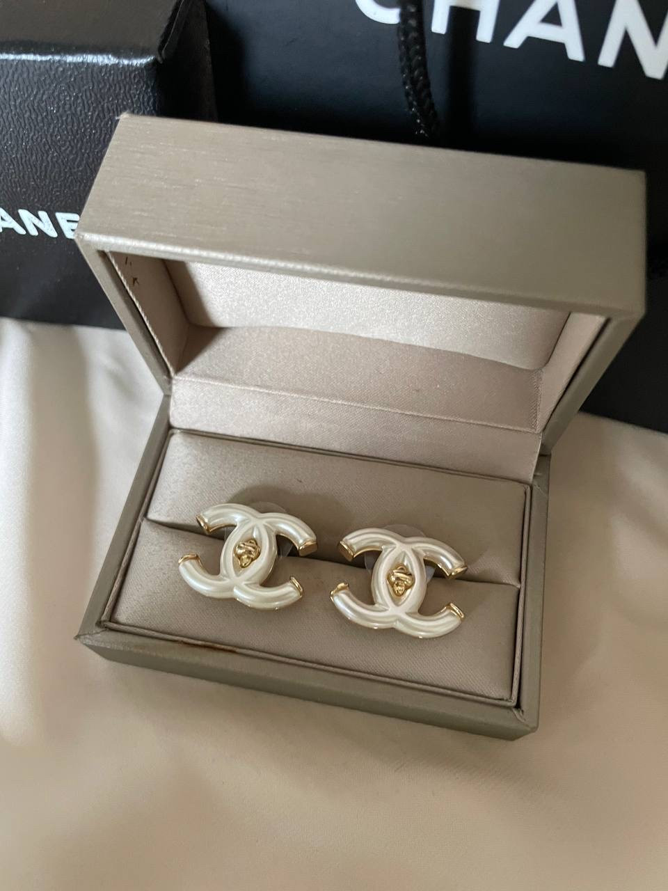 Сережки Шанель пусети перламутрові покриття золото18К, фото 1