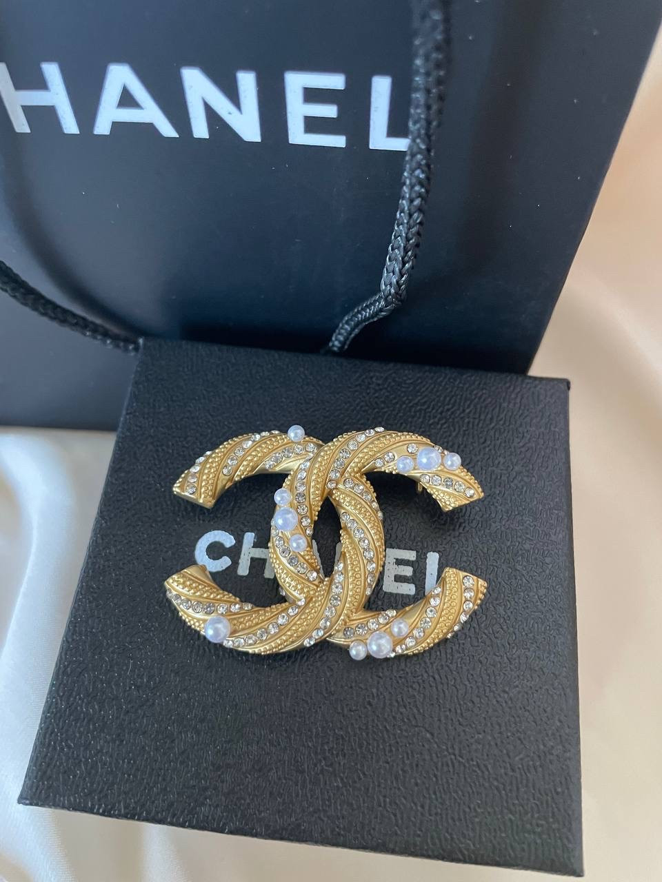 Брошка Шанель з дрібними перлами, покриття золото18К, фото 1