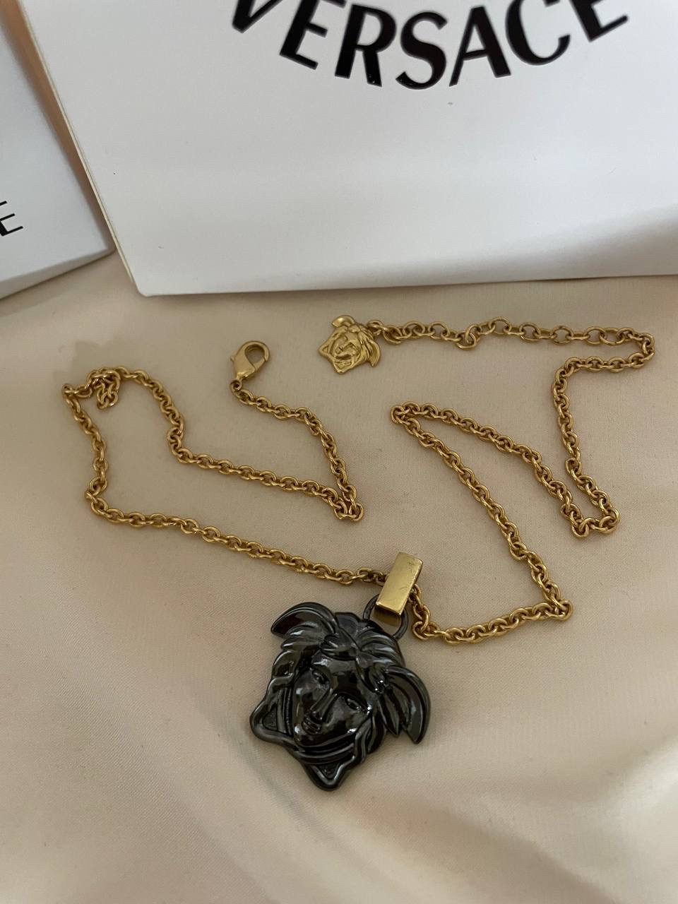 Підвіска Версачі в позолоті 18К з крупним чорним кулоном, фото 1