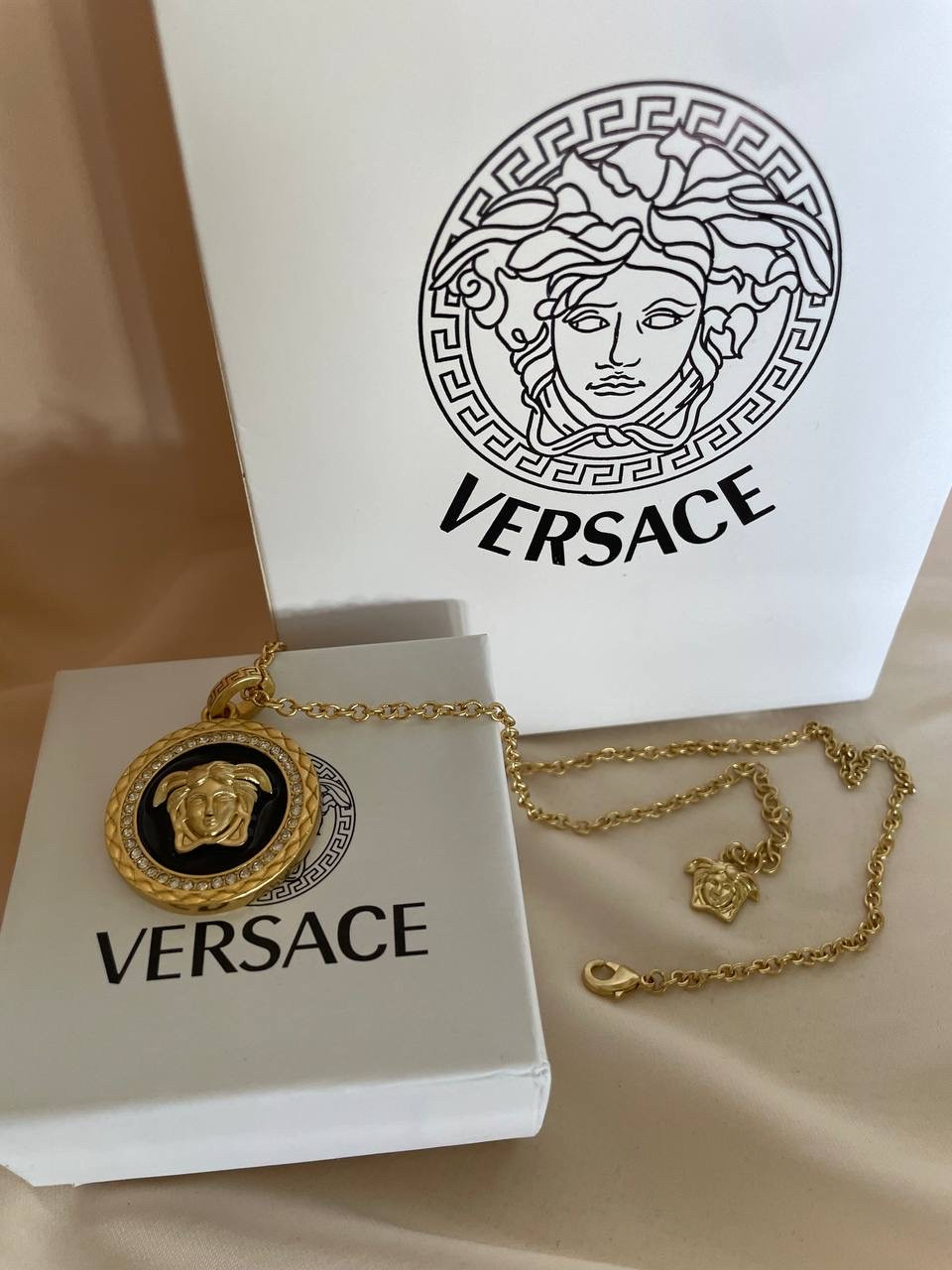 Підвіска Версачі у позолоті 18К з чорним кулоном, фото 1