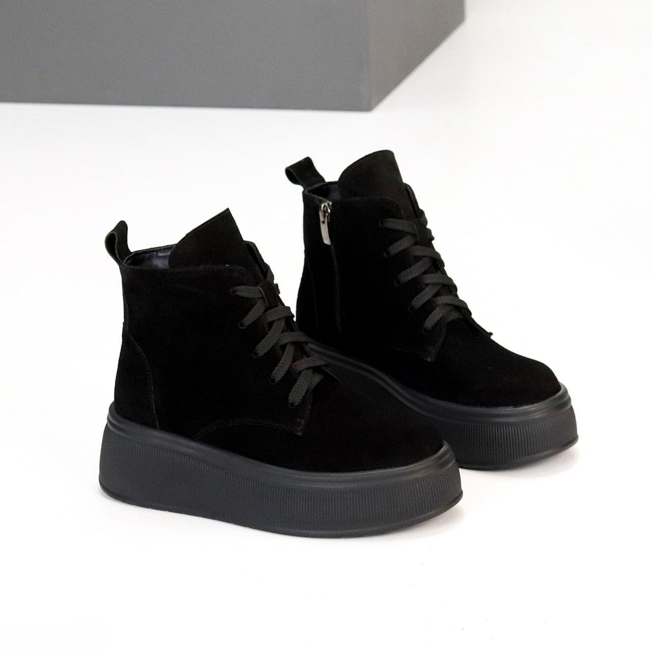 Жіночі зимові замшеві черевики на широкій підошві чорні натуральна замша, фото 1