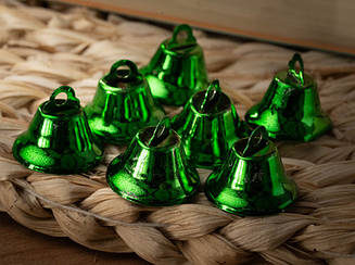 Яскраві зелені металеві дзвіночки для прикраси сувенірів і новорічного декору розміром 20 мм