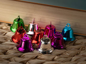 Дзвіночки металеві різнокольорові для прикрашання одягу та сувенірів розміром 18 мм