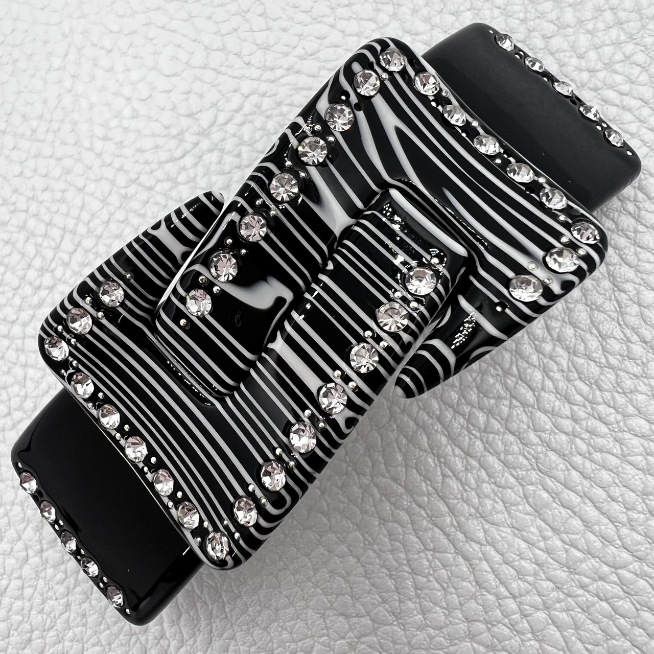 Заколка автомат для волос глянцевая черно белого цвета с белыми стразами  ширина 3 см длина 8 см