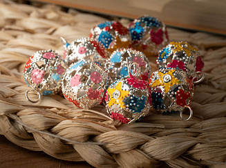 Срібні дзвіночки-брязкальця для декору сувенірів, прикрас, одягу розміром 17 мм з різнокольоровим декором