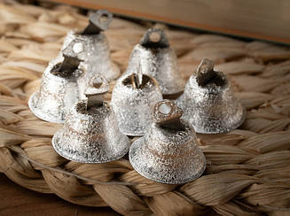 Металеві дзвіночок для прикрашання одягу та сувенірів розміром 22 мм срібло з блискітками